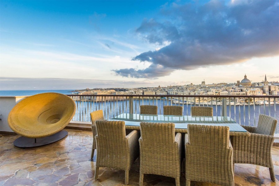 Luxury Lifestyles: Waterfront Living