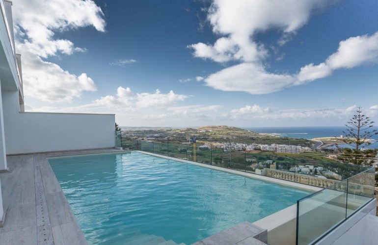 uxury villa with pool in Malta